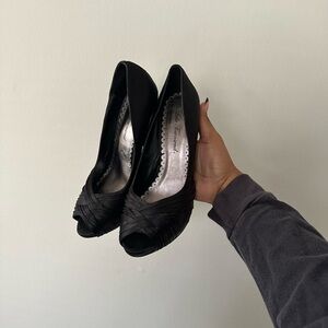 black peep toe pumps